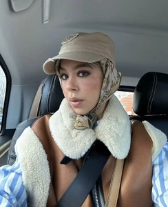 Détail d'une veste vintage en daim marron avec un col douillet en peau de mouton blanche