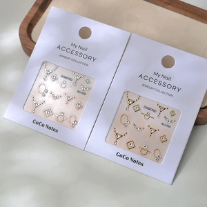 Kit bijoux ongles cristal K9 élégant avec strass dorés et argentés dans l'emballage