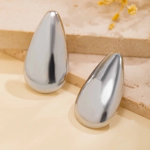 Orecchini a goccia in argento lucido con finitura metallica a specchio e design minimalista