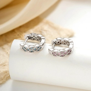 Créoles Huggie Géométriques Avec Tige De Boucle D'oreille En Acier Titane 316L Et Zircone Micro-incrustée