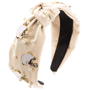 Gros plan sur un bandeau noué avec perles blanches et charms de casques de football