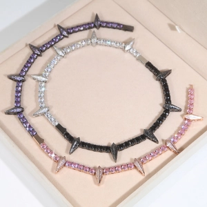 Vue détaillée de trois bracelets tennis à pointes avec zircones violettes, blanches et roses