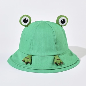 Détail du chapeau grenouille en coton vert avec yeux 3D et broderie Good soignée