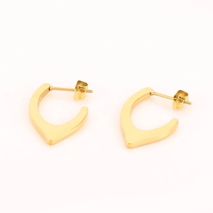 Minimalistische V-förmige Edelstahl-Ohrstecker mit 18k Goldbeschichtung auf weißem Hintergrund