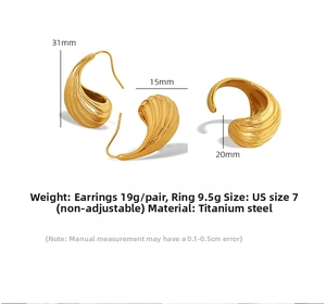 Dettaglio del set orecchini e anello placcati oro con trama a onde e misure del prodotto