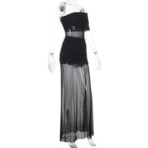 Détail de la robe bustier noire en mesh avec corsage froncé et superposition transparente