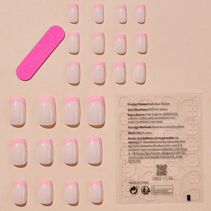 Kit unghie finte French rosa con linguette adesive e lima su sfondo beige caldo