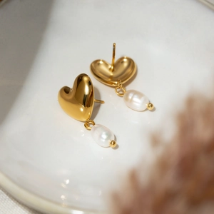 Boucles d'oreilles cœur en acier inoxydable doré 18k avec perles d'eau douce blanches