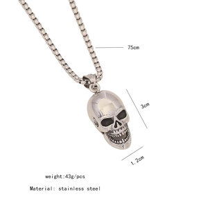 Détails du pendentif tête de mort punk argenté avec dimensions: 3cm de haut et chaîne 75cm