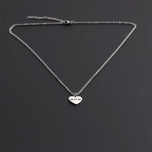 Collier cœur en acier inoxydable argenté avec gravure MOM et chaîne en O élégante
