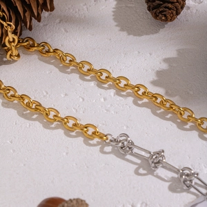 Zweifarbige Edelstahl-Halskette mit gold-silbernen Gliedern und Knotendesign