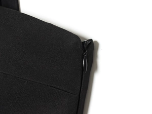 Detailansicht des nahtlosen, unsichtbaren Reißverschlusses und schwarzen Webstoffs
