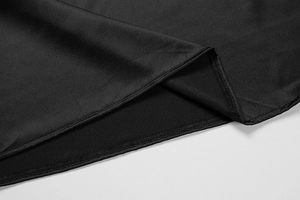 Détail de l'ourlet cousu sur une robe d'été noire élégante avec finition de couture de qualité