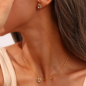 Elegant 18K gold-plated stainless steel jewelry set with pearls and crystal flowers