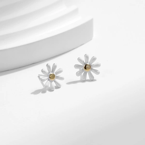 S925 sterling silver daisy stud earrings with white enamel petals and golden centers