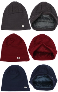 Détail du bonnet en tricot à chevrons avec doublure en fourrure et étiquette métal