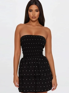 Trägerloses Polka-Dot-Kleid mit Smok-Effekt und gestufter Rüsche in Schwarz-Weiß