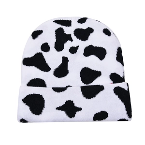 Bonnet tricoté motif vache d'hiver avec revers chaud et motif épais blanc et noir