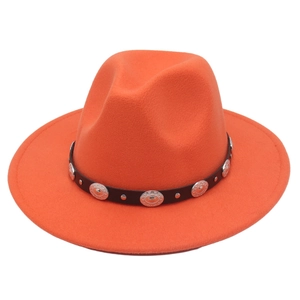 Détails d'un chapeau fedora orange vif avec ruban en cuir noir et ornements argentés