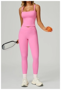 Vue détaillée de l'ensemble de yoga rose avec legging taille croisée et brassière carrée