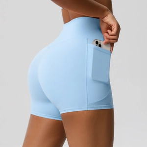 Détail d'un short de yoga taille haute avec poche latérale pour ranger un smartphone