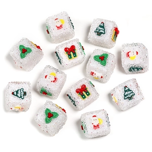 Perline natalizie colorate in resina con Babbo Natale, albero e confezione regalo su fondo bianco