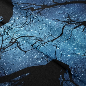 Vista dettagliata dell'arazzo foresta stellata che mostra la trama del tessuto e la stampa