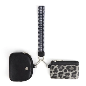 Pochette in pelle nera con borsa maculata e cinturino da polso in tessuto con motivi