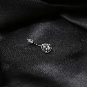 Polierter Bauchnabelpiercing mit doppelten birnenförmigen Zirkonia auf schwarzer Seide
