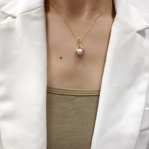 Elegant purple freshwater pearl pendant necklace with S-shaped gold chain on model