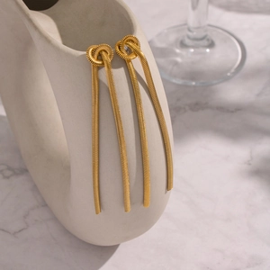Boucles d'oreilles nœud doré avec longues franges en maille serpent en acier poli