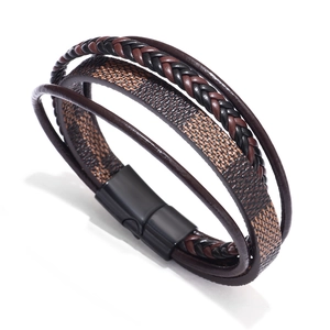 Dettaglio del bracciale multistrato in pelle intrecciata con chiusura magnetica nera