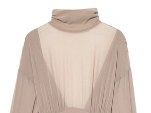 Dettaglio body color tortora a collo alto con inserto in rete e tessuto in chiffon a pieghe