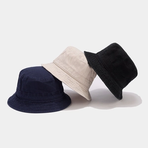 Chapeaux bobs en coton lavé empilés en bleu marine, beige et noir avec bords surpiqués