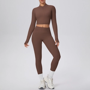 Détail de l'ensemble de yoga taille haute avec veste zippée marron foncé et passe-pouces