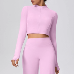 Detailansicht der rosa Sportjacke mit Daumenlöchern und Stehkragen für Fitness und Yoga