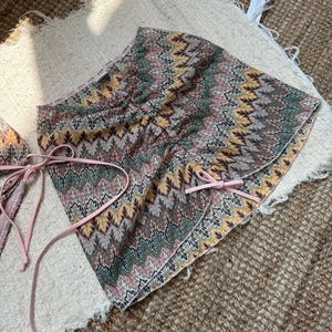 Bas de bikini bohème en maille chevron avec cordon de serrage rose réglable à la taille