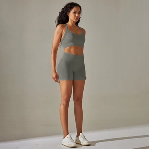 Vue détaillée de l'ensemble de yoga gris foncé sans couture avec brassière et short taille haute