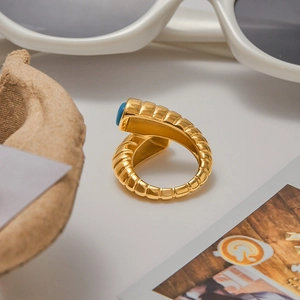 Dettaglio dell'anello a costine placcato oro 18K con gemma ovale di turchese blu