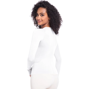 Vista laterale del top sportivo bianco a maniche lunghe in tessuto traspirante e slim fit