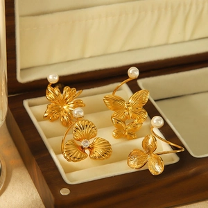 18k gold plated stainless steel rings with pearls and flowers in a wooden box