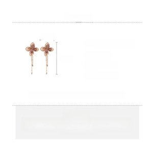 Dettaglio orecchini a fiori in maglia con nappe di cristallo, lunghezza 10,5 cm