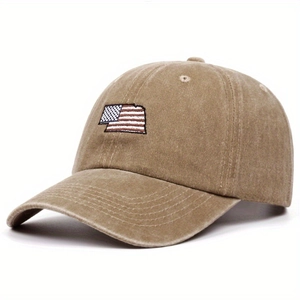 Detail der Nebraska-Stickerei mit US-Flagge auf der gewaschenen khakifarbenen Baseballkappe