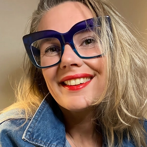 Fashionable oversized cat-eye blue light blocking glasses frames with gradient purple finish
