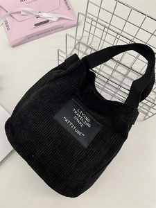 Mini sac seau rétro en velours côtelé noir avec bandoulière et écusson lettré