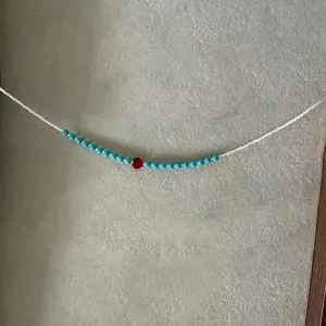 Collier en perles avec cœur rouge et pierres turquoise pour vacances plage