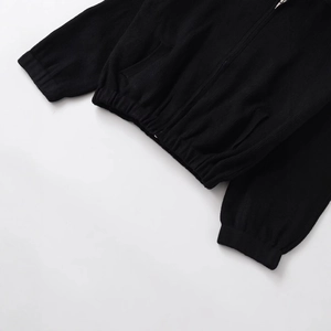 Schwarze Strickjacke mit Reißverschluss für Damen, Flachbilddarstellung auf weißem Grund