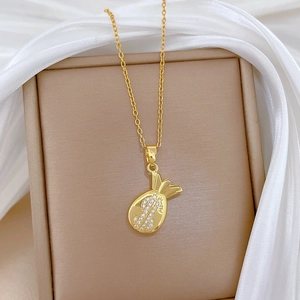 Élégant collier pendentif sac d'argent doré avec cristaux sur une chaîne minimaliste