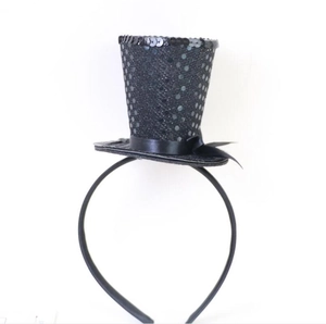 Dettaglio del mini cappello a cilindro con paillettes nere e fiocco in raso per Halloween
