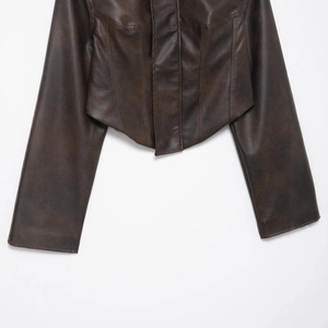 Giacca corta in pelle PU marrone scuro con dettagli zip e cuciture rifinite a mano